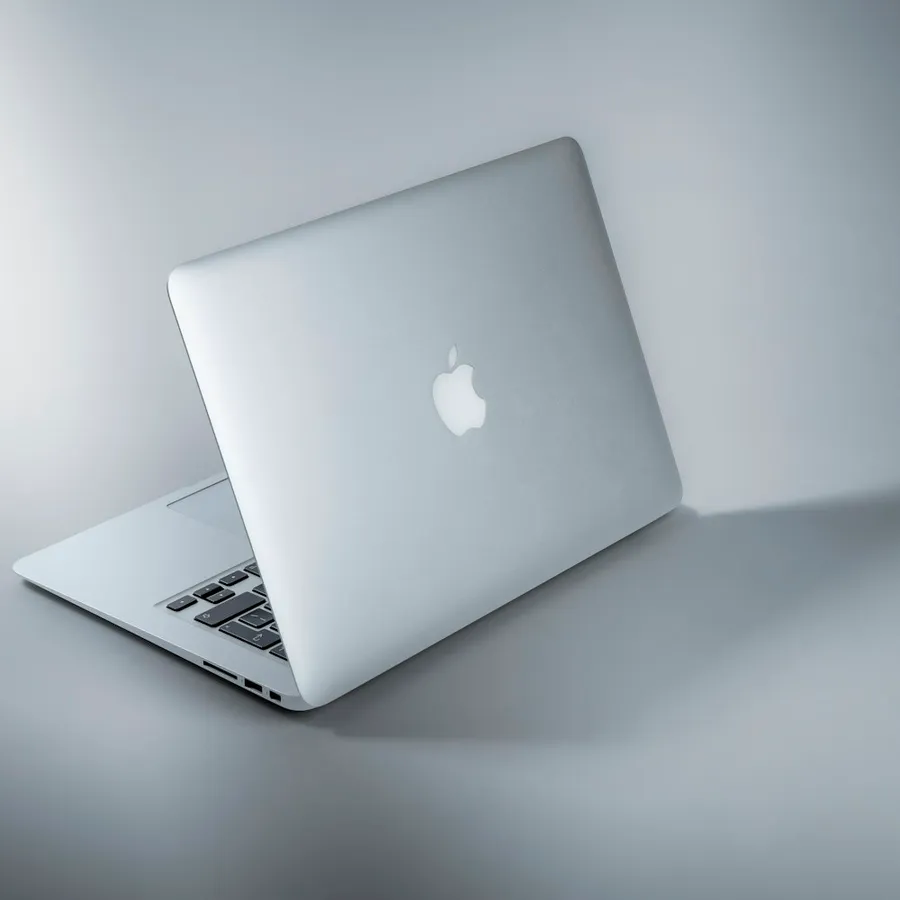MacBook moderno sobre fondo minimalista, representando las herramientas y tendencias actuales